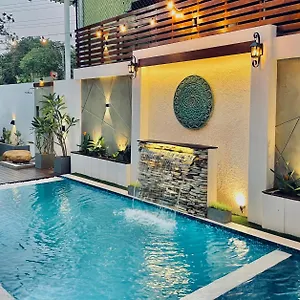 8 Luxury Негомбо